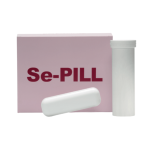 Opakowanie bolusów dla krów Se-PILL (selen) przeciwdziałających słabości mięśni, która wynika z niedoboru selenu po wycieleniu. Obok opakowania znajduje się jedna pigułka Se-PILL.